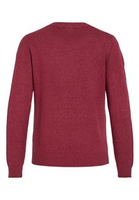 Maglione rosso in lana con maniche lunghe, scollo tondo e polsini e orlo a coste. La texture appare morbida e leggermente spazzolata.