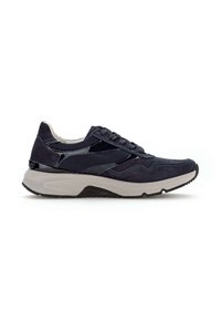 Donker marineblauwe sneaker van suede en mesh, met een slank ontwerp, getextureerde accenten en een lichtgewicht grijze zool. Veters inbegrepen.