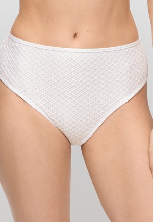 Vrouw draagt hooggetailleerd wit textuurondergoed met een diamantpatroon, getoond van midden torso tot boven de dijen.