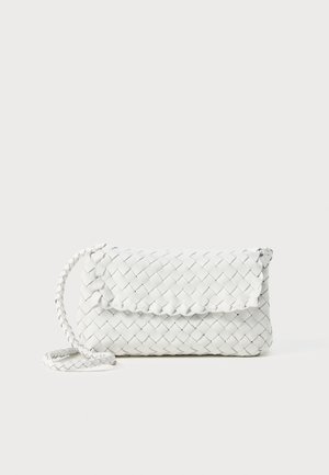 Pochette en cuir blanc tressé avec un rabat festonné, une bandoulière amovible et une forme rectangulaire compacte. Motif de surface texturé.
