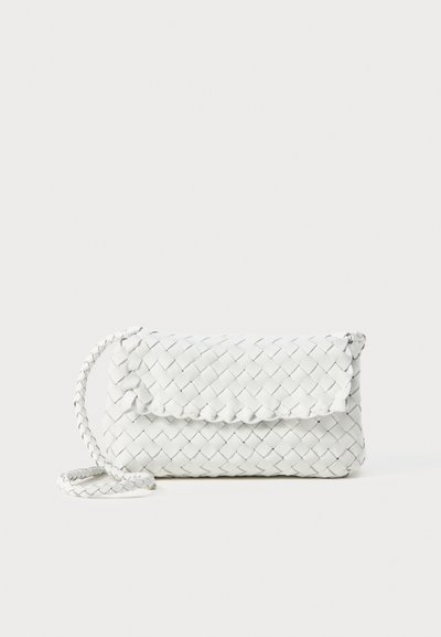 Geweven witte leren clutch met een golvende klep, een afneembare band en een compacte rechthoekige vorm. Gelaagd patroon op het oppervlak.