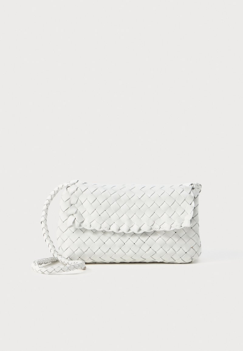Gewebte weiße Leder-Clutch mit einer gewellten Klappe, einem abnehmbaren Tragegurt und einer kompakten rechteckigen Form. Strukturiertes Oberflächendesign.