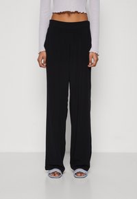 Vero Moda Petite VMEASY WIDE PANTS LEO PRINT - Pantalon classique - black