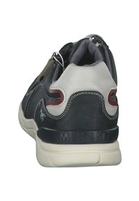 Zapatos de color azul marino oscuro con acentos de gris claro, cuero texturizado, detalles cosidos y un tacón con marca. Cuentan con un cierre de cremallera y un diseño deportivo.