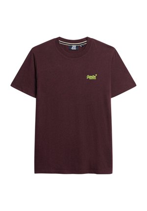 Camiseta de algodón burdeos con cuello redondo, mangas cortas y un logo amarillo de Superdry impreso en el lado izquierdo del pecho. Diseño simple, sin patrones.