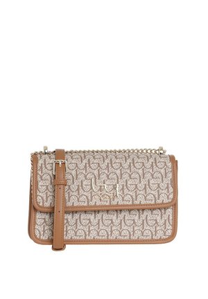 Borsa rettangolare beige e marrone con fantasia, rifiniture in pelle, tracolla regolabile, dettaglio a catena e piccolo logo in metallo sulla patta frontale.
