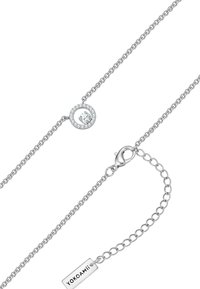 Sølv kædearmbånd med en cirkulær vedhæng, der har en central klar sten og mindre sten omkring. Inkluderer en kræftklo og et mærke.