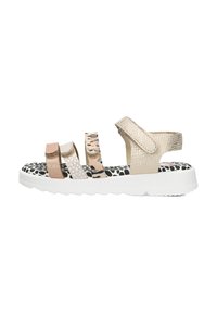 Riemchensandalen mit metallischen Akzenten in Gold, Rosé und Tierdruck, weißer Plateau-Sohle und strukturiertem Fußbett mit schwarz-weißen Mustern.