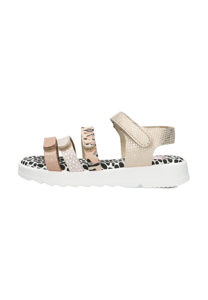 Riemchensandalen mit metallischen Akzenten in Gold, Rosé und Tierdruck, weißer Plateau-Sohle und strukturiertem Fußbett mit schwarz-weißen Mustern.