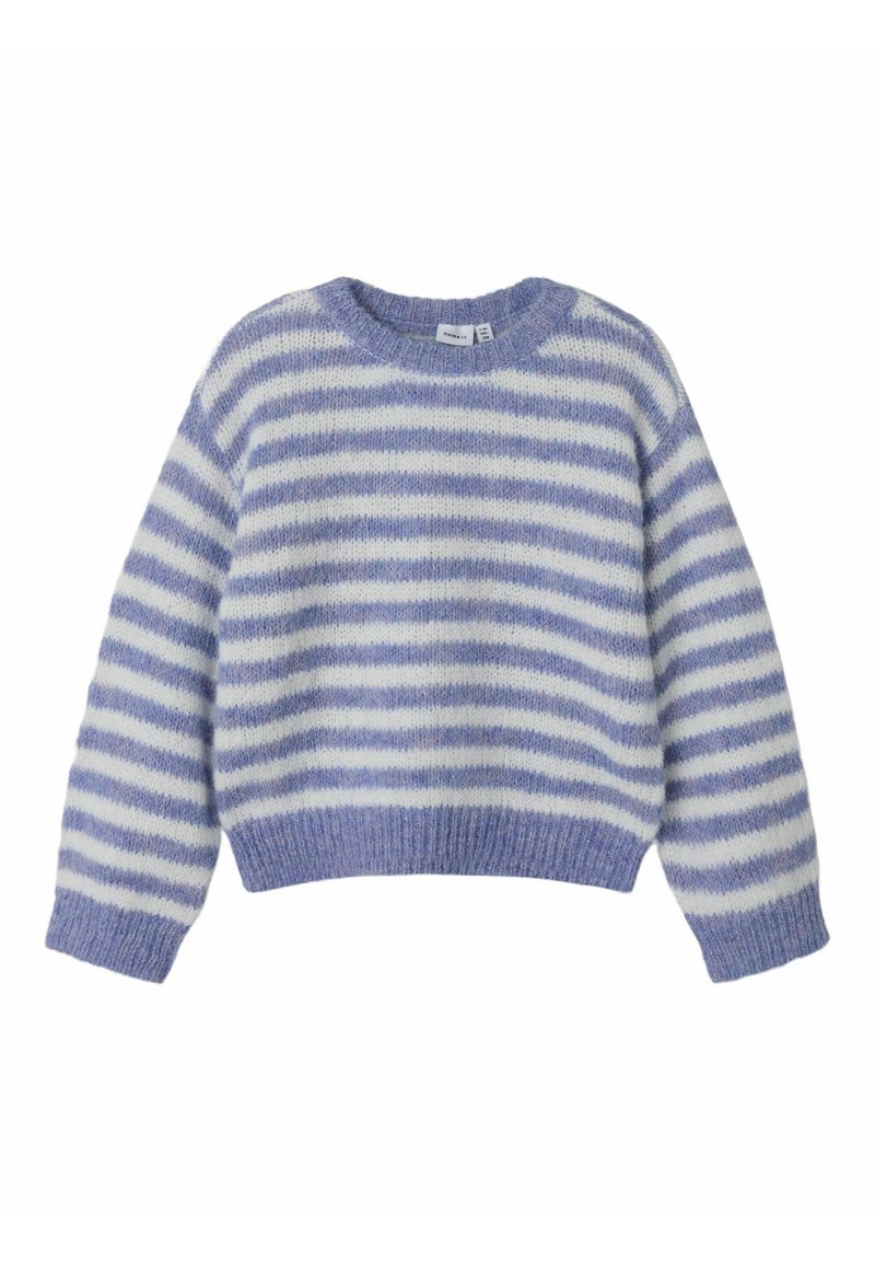 Lila und weiße gestreifte Pullover mit rundem Ausschnitt, langen Ärmeln und ribbeltem Saum; hergestellt aus einem weichen, strukturierten Strickmaterial.