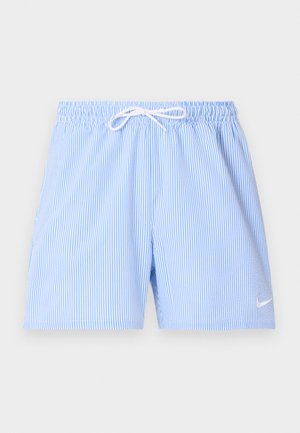 Short de bain à rayures verticales bleu clair et blanc avec taille élastique, cordon blanc, poches latérales et petit logo Nike blanc sur la jambe gauche.