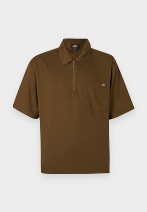 Polo marrón de manga corta con cremallera frontal, bolsillo en el pecho con parche de logo y cuello clásico.