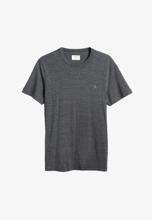 Grijze katoenen t-shirt met een ronde halslijn en korte mouwen. Heeft een klein gouden logo op de linkerborst. Een egale textuur door het hele shirt.