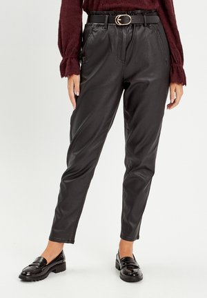 Mustat keinonahka-housut, joissa on korkea vyötärö, vyölenkit ja vyö, jossa on kultainen pyöreä solki. Slim-fit-malli, jossa on taskut.