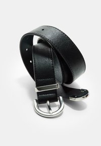 Svart läderbälte med en slät yta, platt design, silverfärgad metallspänne och flera justeringshål. Den vridna formen visar båda ändarna.