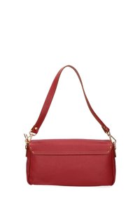 Sac à main en cuir rouge avec une surface texturée, une courte bandoulière détachable et une fermeture zippée en haut. Doté d'accents matériels dorés.