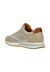 Baskets beige et gris clair avec lacets blancs, accent talon en cuir marron et semelle blanche avec bande grise claire, inclinées pour montrer le côté extérieur.