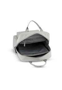 Zaino rettangolare grigio con esterno liscio, maniglia superiore e doppia compartimento. La chiusura con cerniera rivela un morbido rivestimento interno grigio.