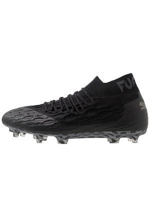 Schwarze Fußballschuhe mit strukturiertem Obermaterial, einem enganliegenden, sockenähnlichen Design und einer grauen, gemusterten Außensohle mit mehreren Stollen für optimalen Halt.