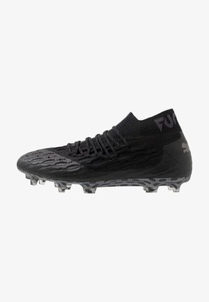 Botas de fútbol negras con una parte superior texturizada, un diseño ajustado tipo calcetín y una suela exterior gris con patrón que cuenta con múltiples tacos para tracción.