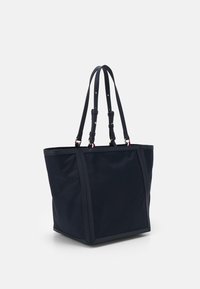 Borsa a spalla blu navy realizzata in tessuto resistente, caratterizzata da due lunghi manici, forma rettangolare e design strutturato con cuciture a contrasto.
