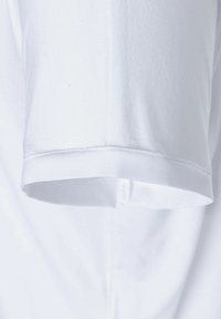 Wit poloshirt met korte mouwen, voorzien van een klassieke kraag, een soepele katoenen textuur en nette naden met een subtiele glans.