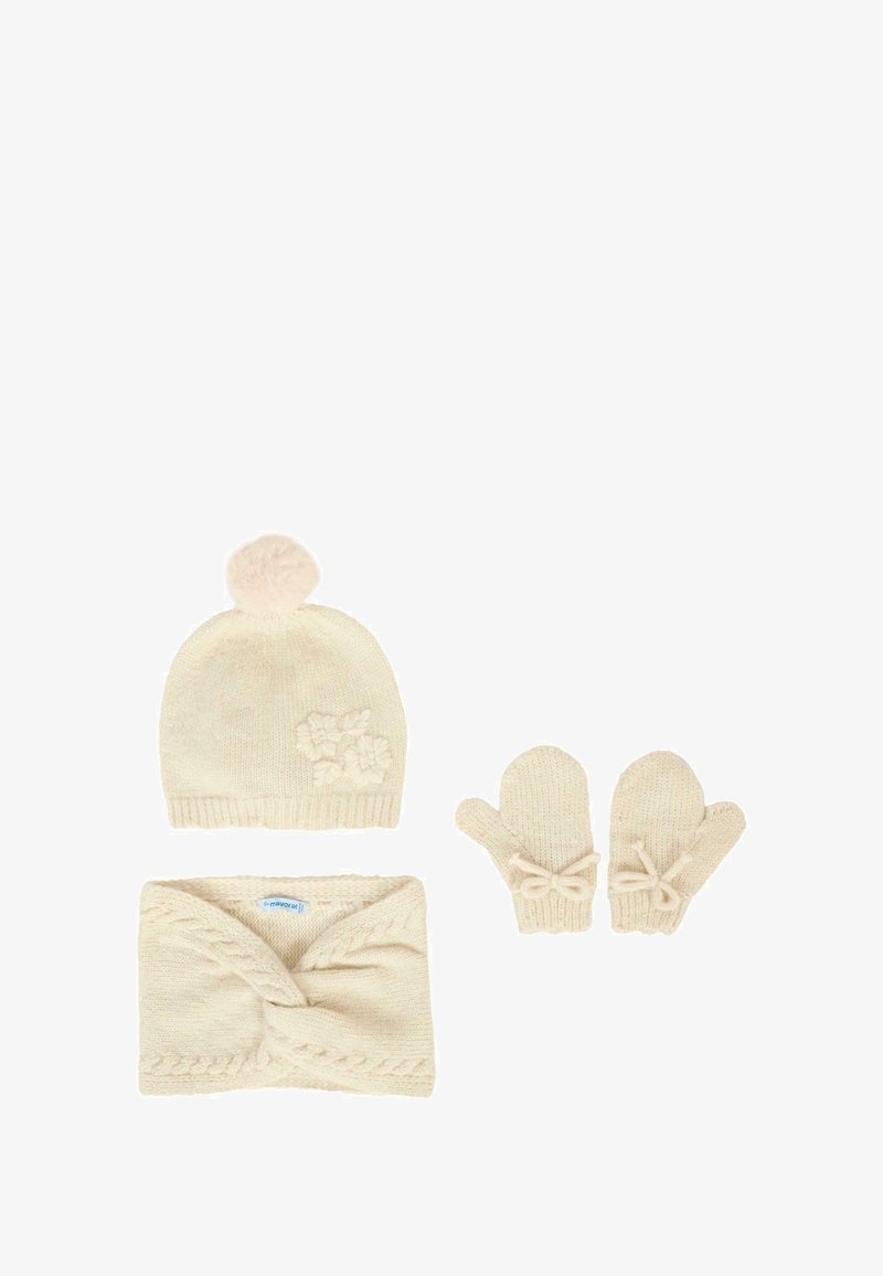 Set di accessori in maglia per l'inverno in crema; include un cappello con pon-pon e accento floreale, una sciarpa attorcigliata e guanti con dettagli a fiocco.