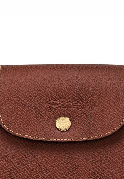 Braun strukturiertes Lederportemonnaie mit Klappe, goldener Druckknopf und geprägtem, laufendem Pferdelogo.