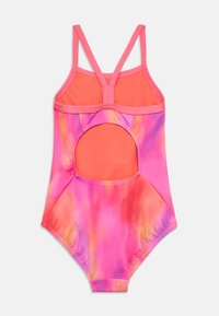 Μαγιό με ζωντανό μοτίβο tie-dye σε αποχρώσεις ροζ και πορτοκαλί, σχέδιο racerback και ανοίγματα στη μέση. Λείο υφαντό ύφασμα.