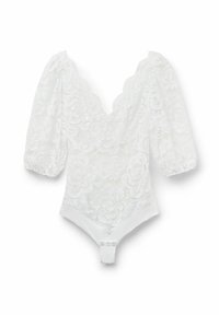 Witte kanten bodysuit met een V-hals, pof mouwen, bloemmotief en een effen witte onderkant met drukknoopsluitingen. Zachte textuur en verfijnd ontwerp.