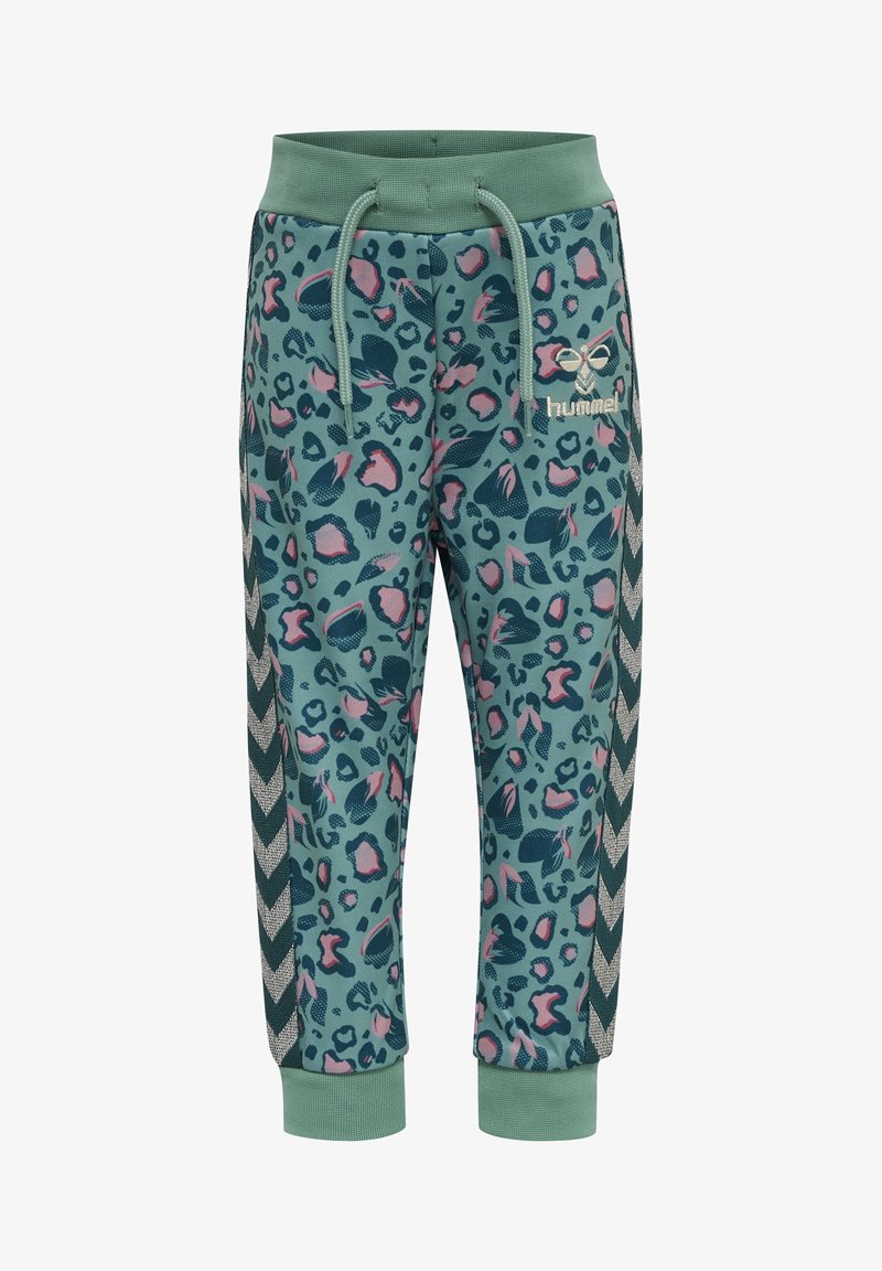 Turquoise joggingbroek met een roze en donkergroen luipaardprint, elastische tailleband en contrasterend chevronpatroon aan de zijkant in donkergroen.