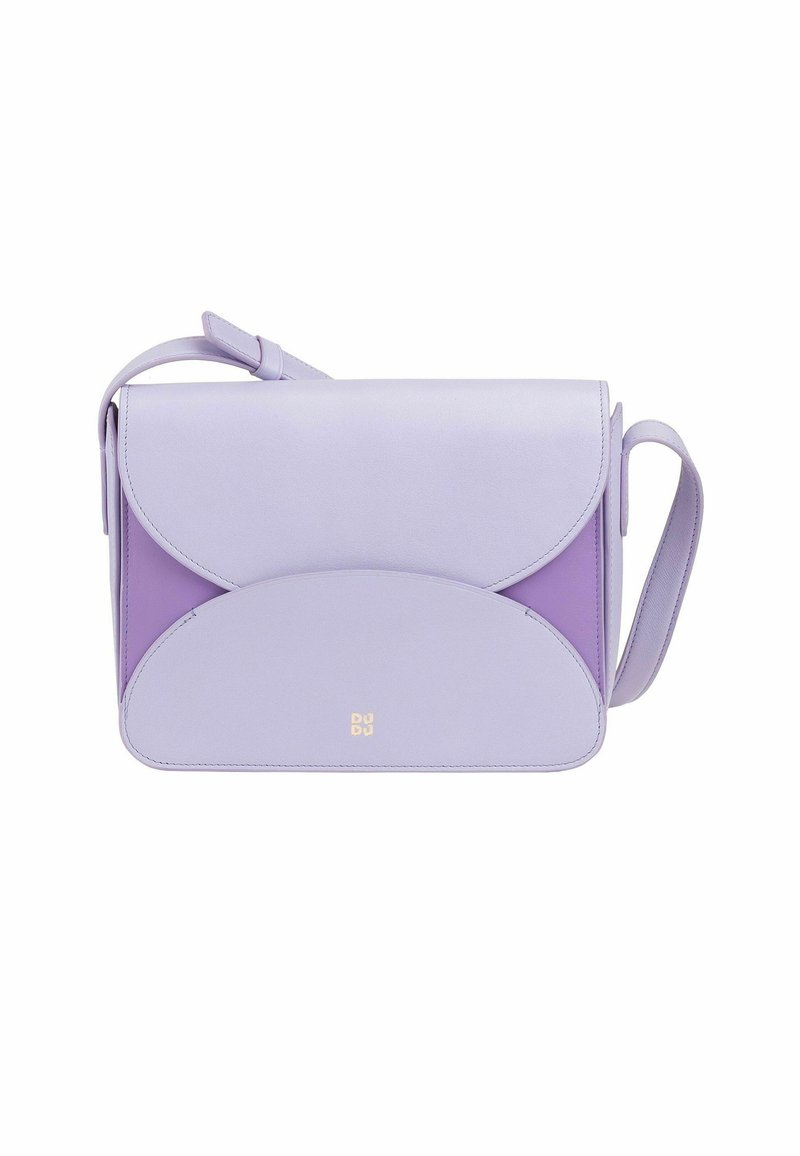 Borsa a tracolla viola in pelle con design a patta curva. Caratterizzata da una texture liscia e logo dorato sul davanti. Include una tracolla regolabile.