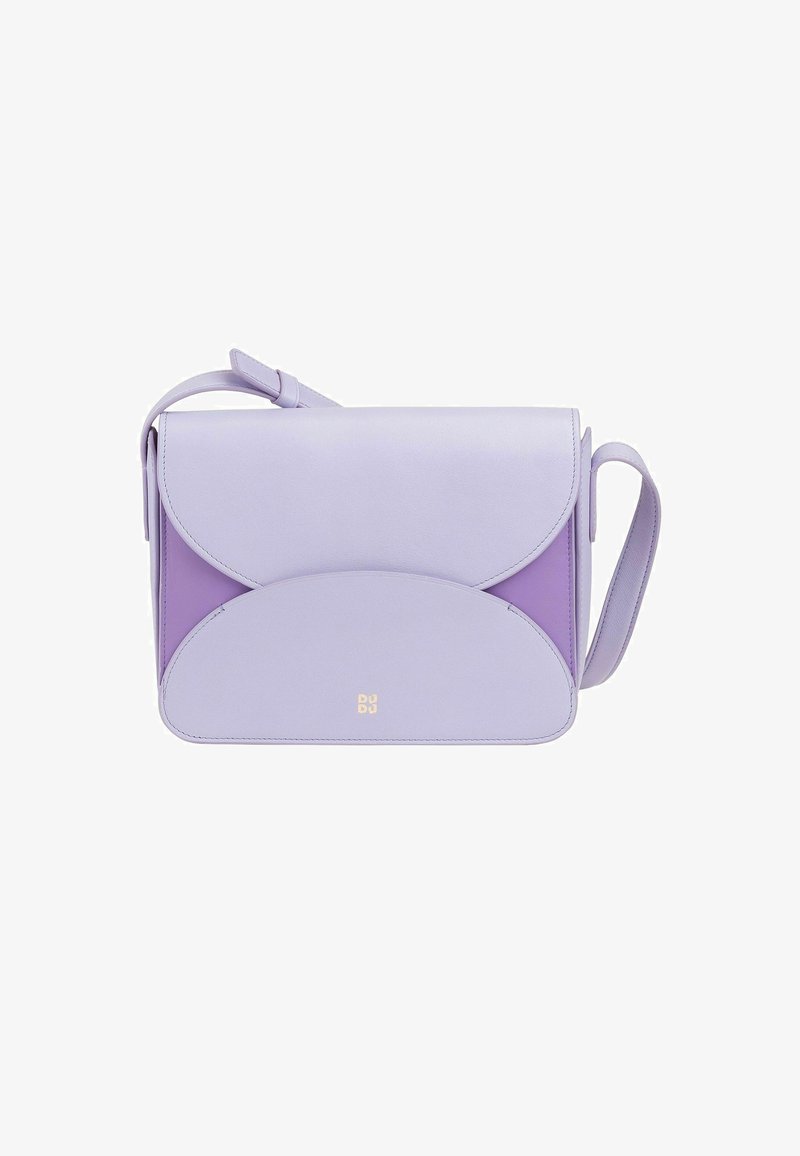Borsa a tracolla viola in pelle con design a patta curva. Caratterizzata da una texture liscia e logo dorato sul davanti. Include una tracolla regolabile.