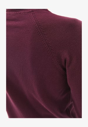 Burgunderfarvet sweater med fin strikstruktur, høj krave og distinkt syning langs skuldrene og sidepanelet.