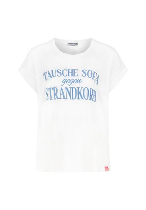 Weißes T-Shirt mit kurzen Ärmeln, aufgekrempelten Bündchen und blauem Text "TAUSCHE SOFA gegen STRANDKORB" in gebogenen Linien quer über der Brust.
