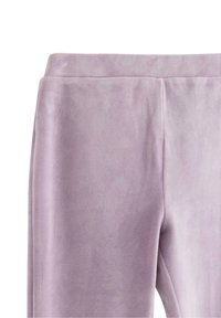 Pantalons violet clair, doux et extensibles avec une texture lisse et veloutée et un design simple, sans embellissement. Dotés d'une taille plate.