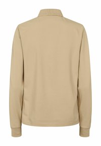 Beige poloshirt met lange mouwen, een geribde kraag, zachte textuur en een eenvoudig ontwerp. Heeft een rechte zoom en aangesloten mouwen.