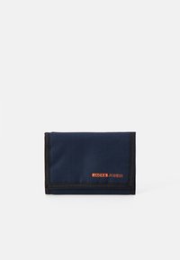 Cartera de tela marinera con ribete negro, que presenta un logo naranja de "JACK & JONES". Diseño compacto y rectangular, adecuado para tarjetas y efectivo.