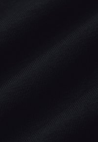 Czarna ribbed tkanina o miękkiej strukturze. Materiał ma subtelny połysk i równomierne, cienkie linie biegnące poziomo wzdłuż powierzchni.