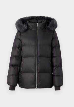 Mustkunstlikust karusnahast voodriga must puffjakker, soojendatud disain, ees lukk ja soonikkoes varrukad. Silmadele sile tekstuur ja isoleeritud kuju.