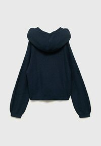 Skurtowy granatowy sweter z dzianiny o fakturowanej powierzchni, z oversize'owymi rękawami i okrągłym kapturem, charakteryzujący się luźnym krojem i brakiem widocznych elementów z metalu.