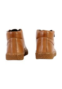 Baskets high-top en cuir marron avec une semelle en liège texturée, présentant des coutures visibles et une languette à l'arrière pour un enfilage facile.