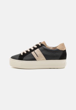 Baskets en cuir noir avec un accent en cuir beige, une bande scintillante et une semelle couleur crème. Elles disposent de lacets ton sur ton et d'une finition texturée.