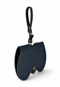 Pochette en cuir bleu marine avec une finition texturée, de forme arrondie, fermeture par bouton-pression doré et une sangle de poignet attachée pour un transport facile.