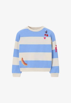 Pull à col rond avec larges rayures horizontales bleu et crème, accompagné de cerises brodées, un petit cœur, des fleurs roses et une tranche de pastèque.