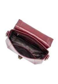 Burgundowa skórzana torebka o eleganckim prostokątnym kształcie, z błyszczącej nawierzchni i materiałowym wnętrzem, zawierająca kieszeń na zamek oraz przegródki.