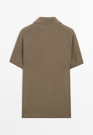 Polo en tricot marron avec manches courtes et col. Présente un motif texturé et une ourlet droit.