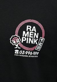 Λογότυπο Ramen Pink με ροζ κυκλικό μοτίβο, καρτούν μπολ ράμεν, αριθμό τηλεφώνου και διεύθυνση στο Τόκιο σε μαύρο υφασμάτινο φόντο.