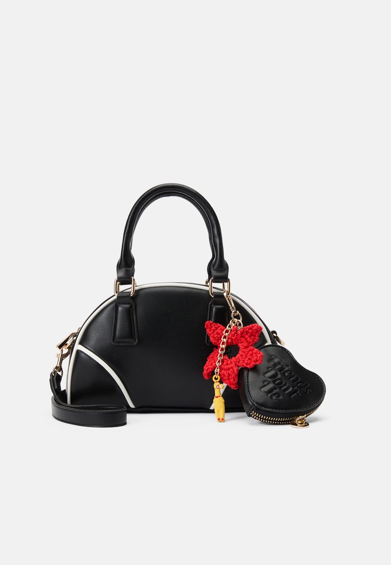 Borsa nera a forma arrotondata, con accenti bianchi e due manici. Presenta un charm a forma di fiore rosso all'uncinetto e una pochette con zip a forma di cuore.