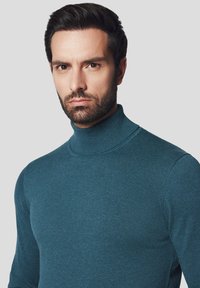 Tealowy sweter z golfem o prążkowanej teksturze, z dopasowanym krojem i wysokim kołnierzem, na neutralnym tle.